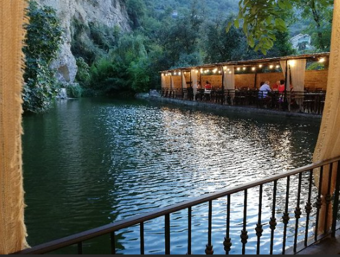 restaurant Dolceacqua au bord d un petit lac artificiel un repas idyllique au son des cascades d'eau, pizzas, spécialités de viandes, pâtes...un délice 